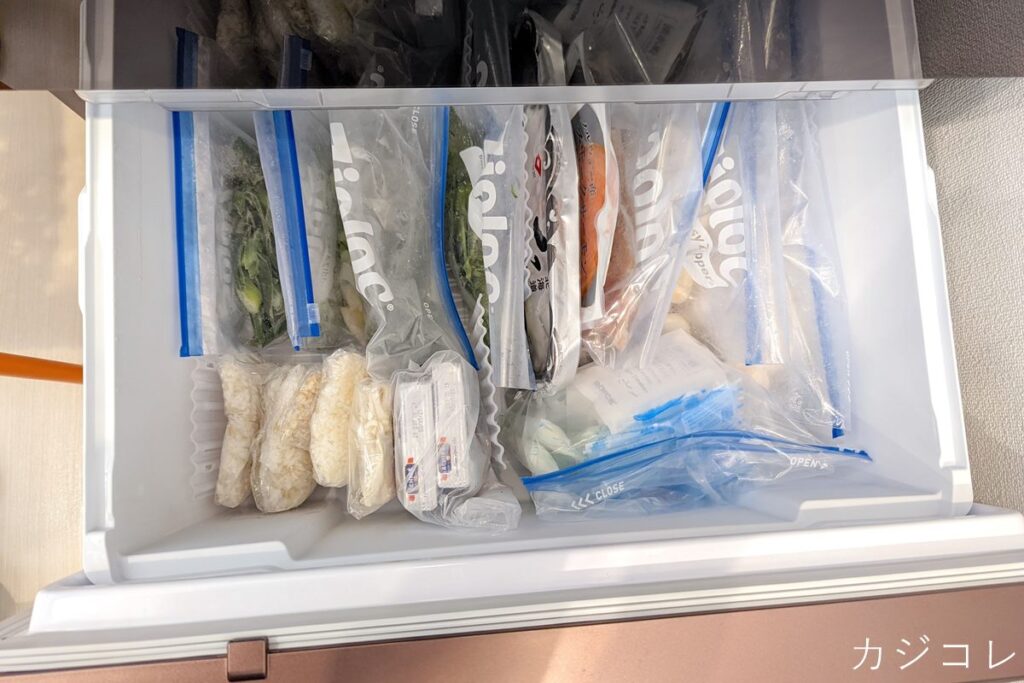 冷凍庫の中の食材を立てて収納する
