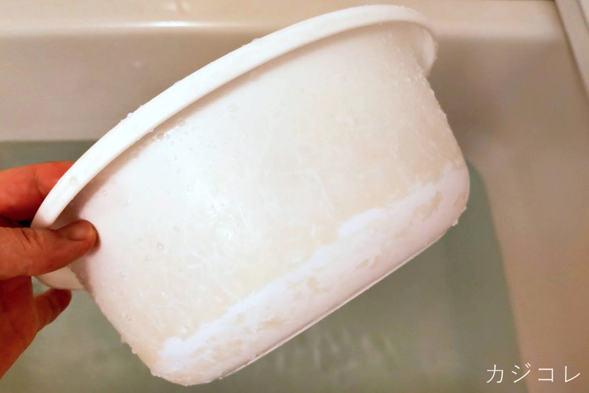 湯垢のついた洗面器